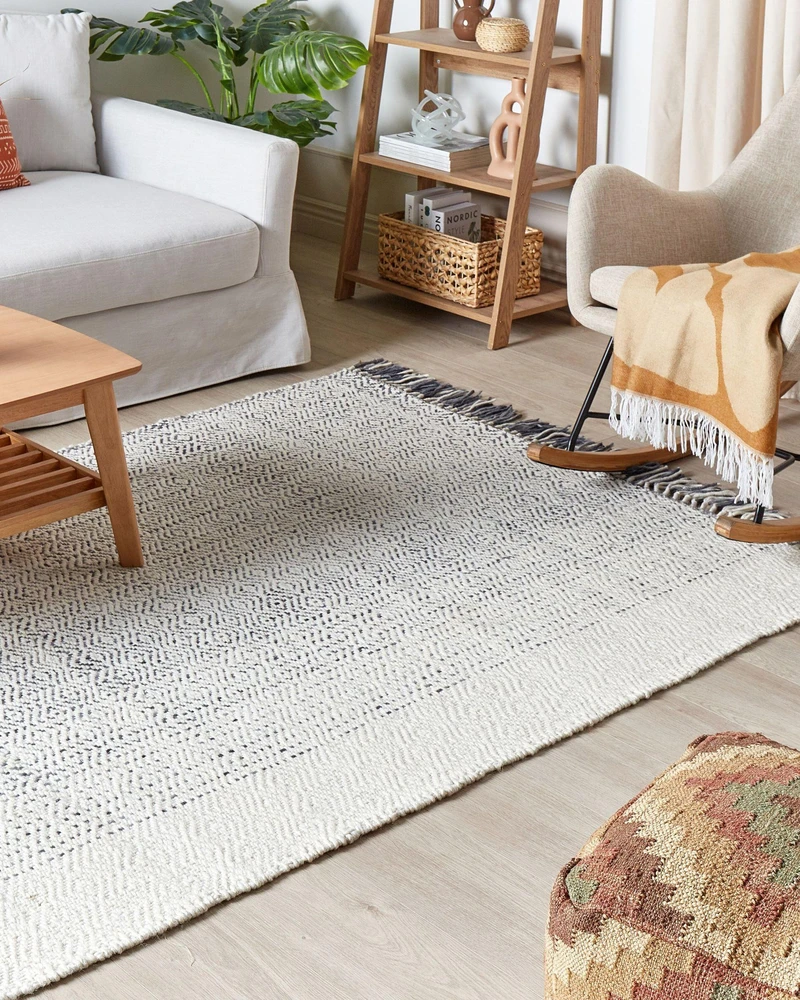 Beliani Kilimas OMERLI baltas 160 x 230 cm vilnos