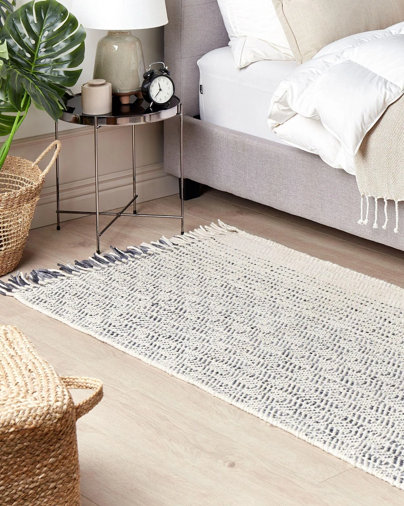 Beliani Kilimas OMERLI baltos spalvos 80 x 150 cm vilnonis