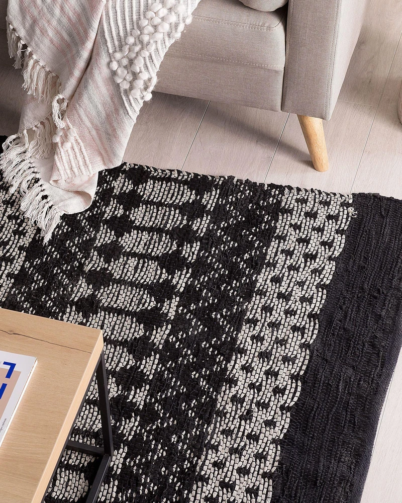 Beliani Kilimas SOKUN Juodas 140 x 200 cm Natūrali oda