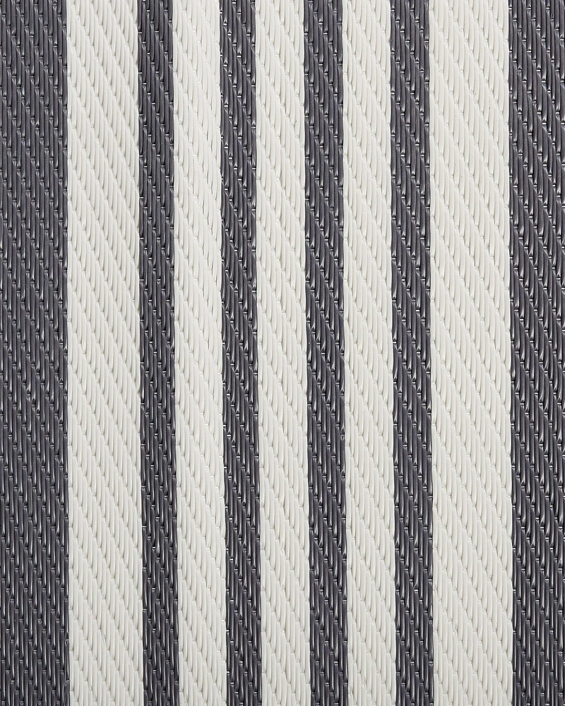 Beliani Lauko kilimas DELHI juodas 120 x 180 cm