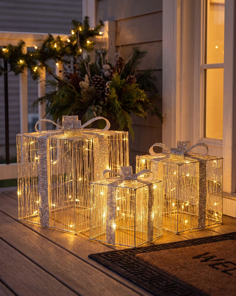 Beliani LED sodo dekoracija ARNES Kalėdinės dovanos 25/20/15 cm sidabrinė