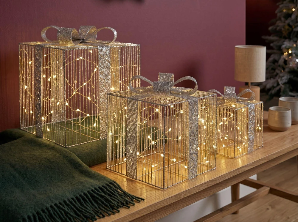 Beliani LED sodo dekoracija ARNES Kalėdinės dovanos 25/20/15 cm sidabrinė