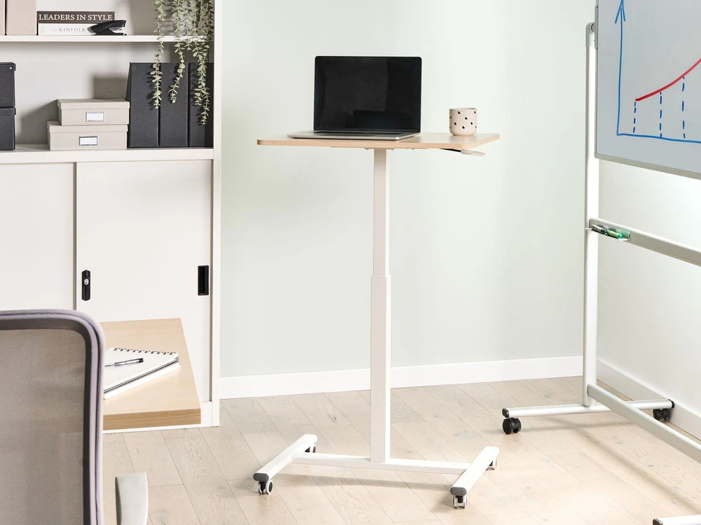 Beliani Reguliuojamas nešiojamojo kompiuterio stalas ACADEMIA šviesiai rudas/ baltas 65 cm 48 cm