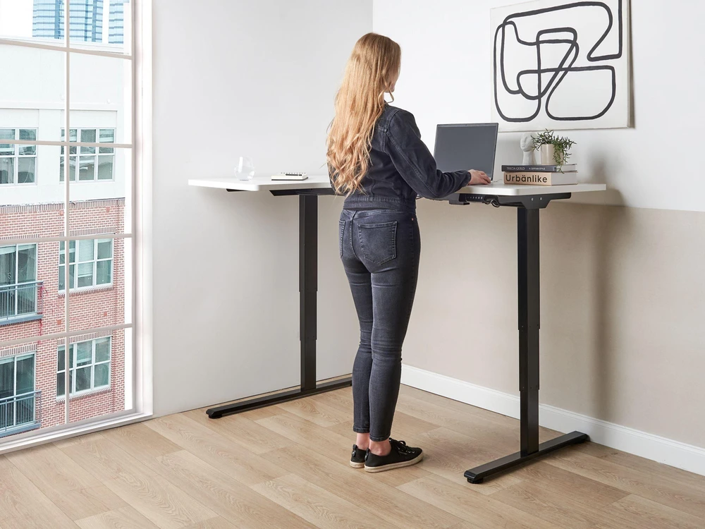 Beliani Reguliuojamo aukščio kampinis rašomasis stalas DESTINES baltas/juodas 160 cm 109 cm kairinis