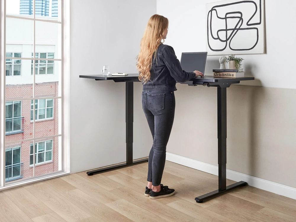 Beliani Reguliuojamo aukščio kampinis rašomasis stalas DESTINES juodas 160 cm 109 cm kairysis