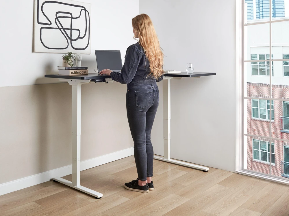 Beliani Reguliuojamo aukščio kampinis stalas DESTINES Juodas/baltas 160 cm 109 cm Dešininis