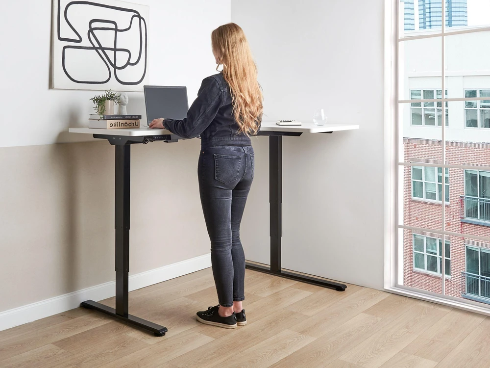 Beliani Reguliuojamo aukščio kampinis stalas DESTINES Baltas/juodas 160 cm 109 cm dešininis
