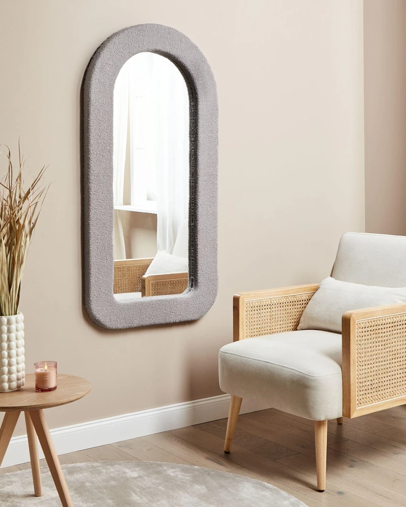 Beliani Sieninis veidrodis CERVON 60 cm 120 cm Boucle smėlio pilkos spalvos