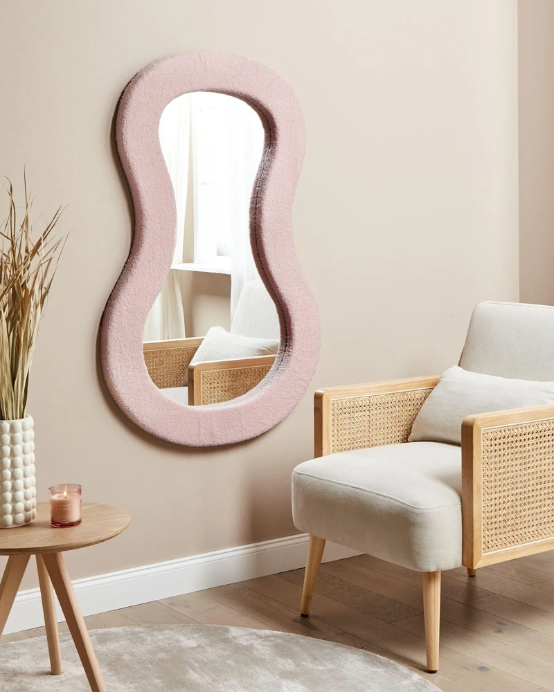 Beliani Sieninis veidrodis PLANCHEZ 70 cm 112 cm Boucle rožinis