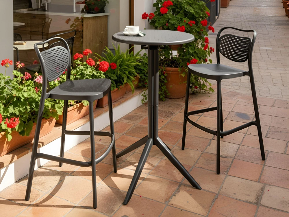 Beliani Sodo baro stalas LEGRENA 60 cm 60 cm juodas