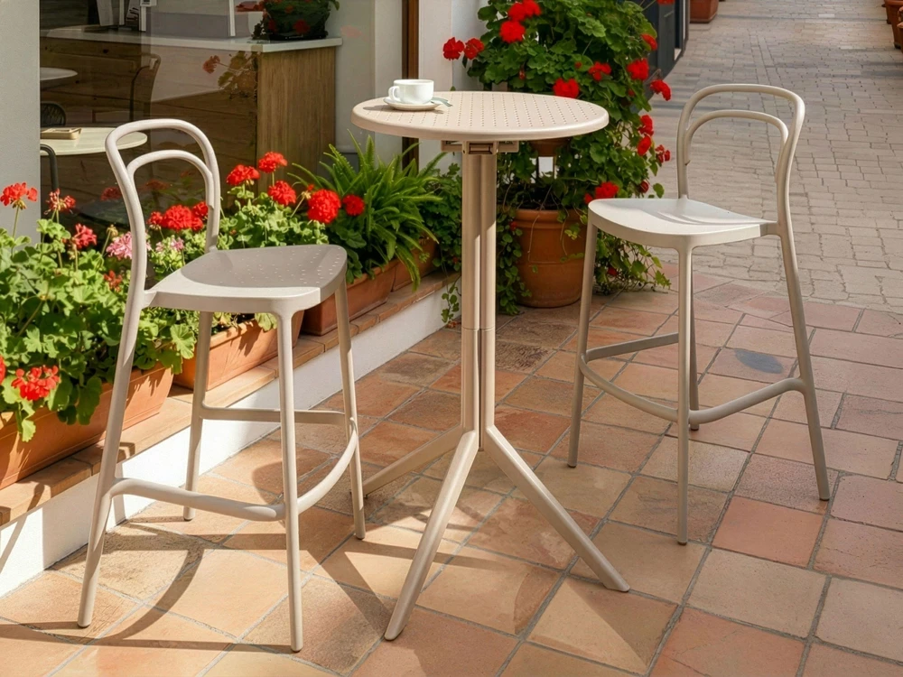 Beliani Sodo baro stalas LEGRENA 60 cm 60 cm smėlio spalvos
