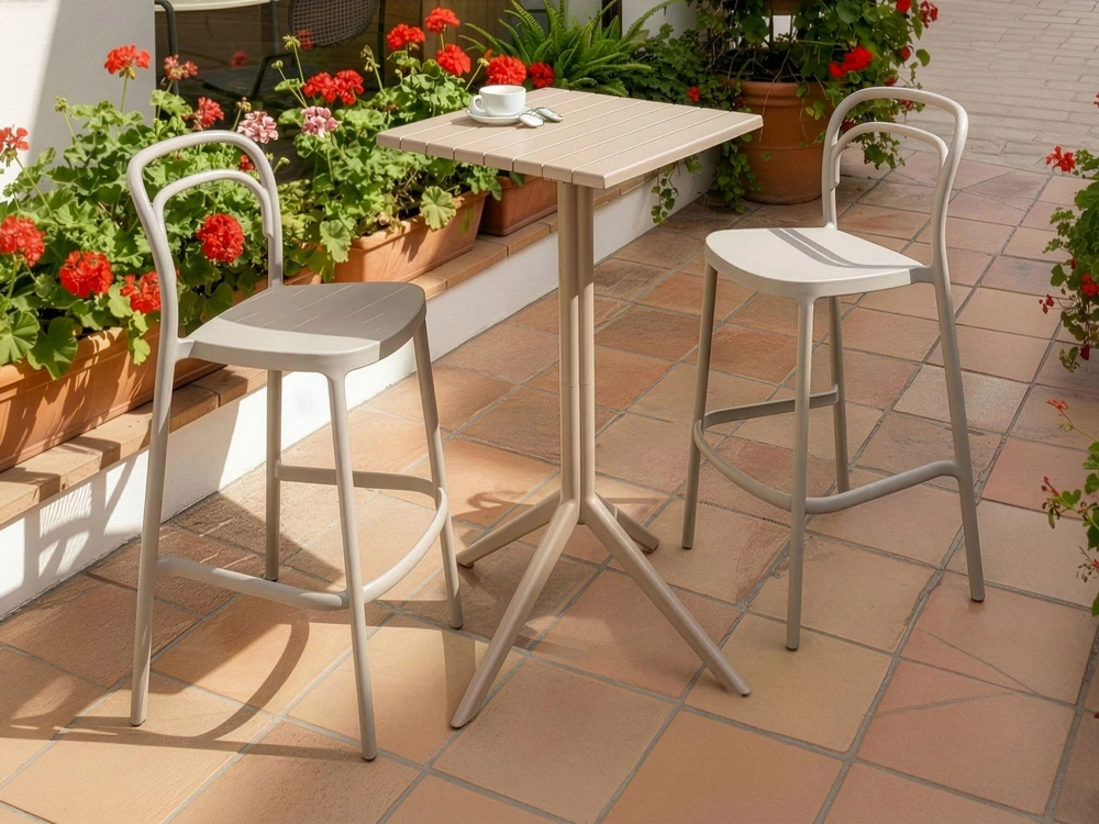 Beliani Sodo baro stalas LEMNOS 60 cm 60 cm smėlio spalvos