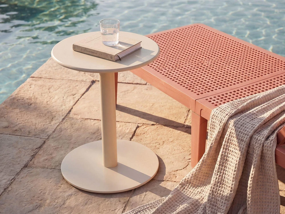 Beliani Sodo kavos staliukas VITTUONE 50 cm 50 cm metalinis smėlio spalvos