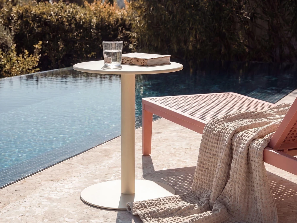 Beliani Sodo kavos staliukas VITTUONE 50 cm 50 cm metalinis smėlio spalvos