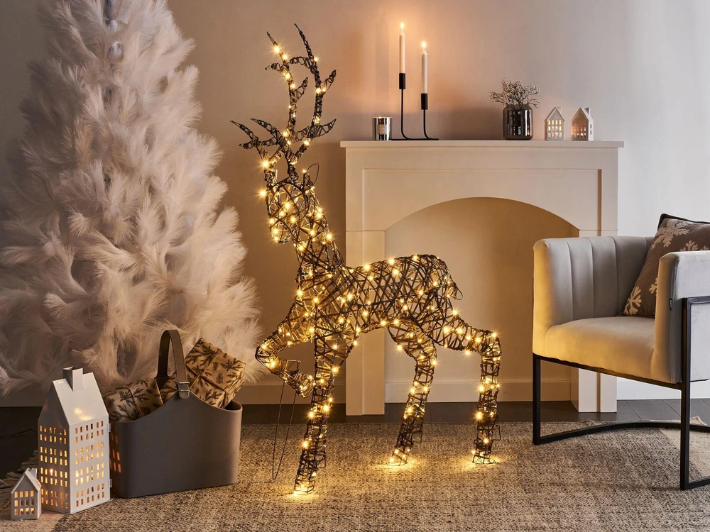 Beliani Sodo LED dekoracija HUSAVIK elnias 140 cm sidabrinė
