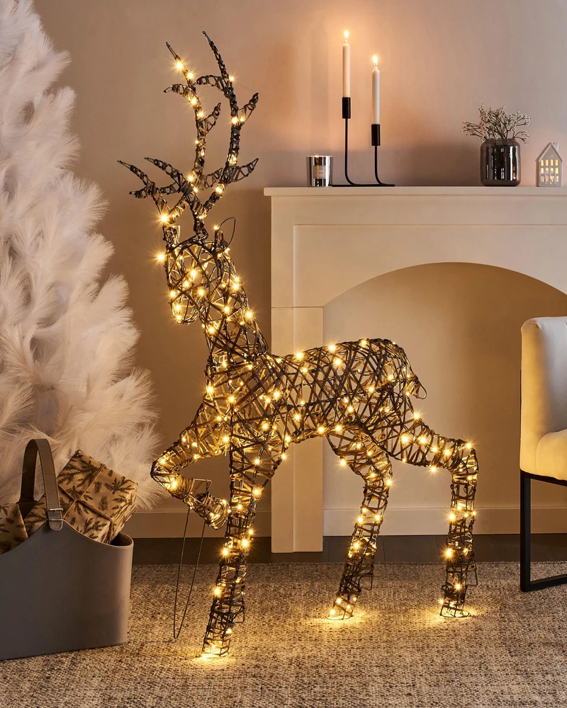 Beliani Sodo LED dekoracija HUSAVIK elnias 140 cm sidabrinė