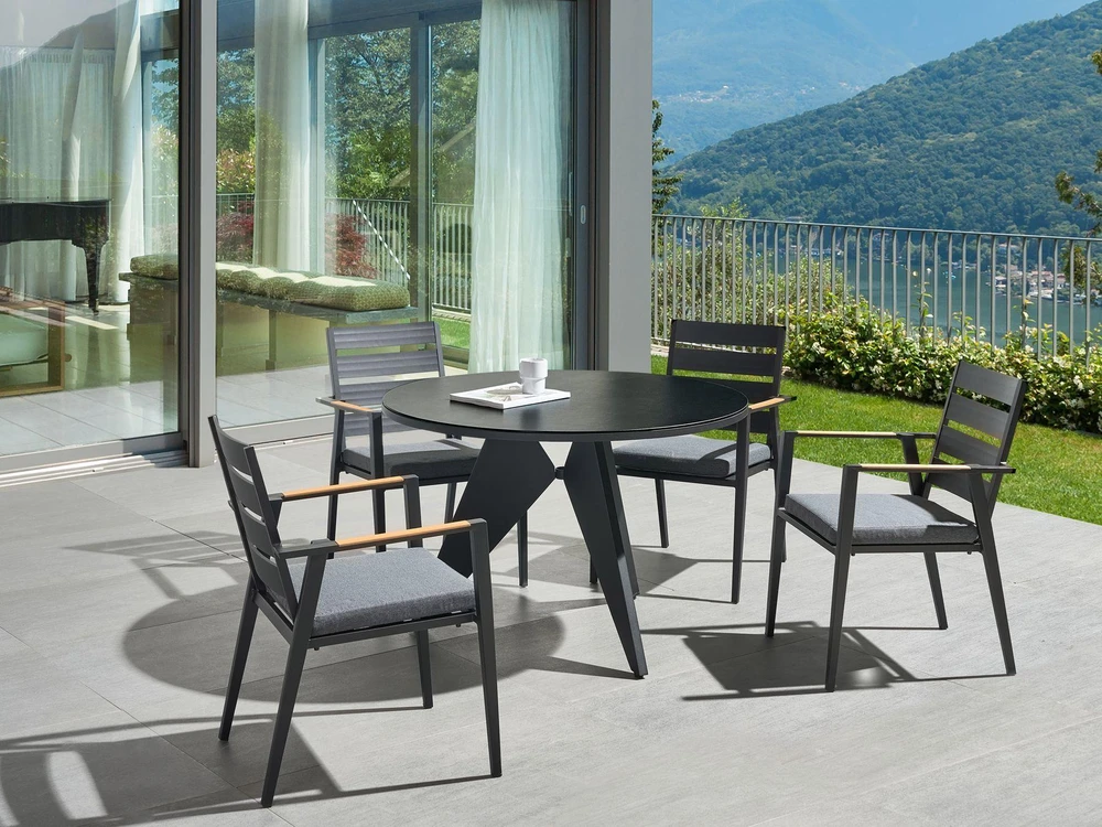 Beliani Sodo stalas OLMETTO 83 cm 110 cm stiklinis juodas