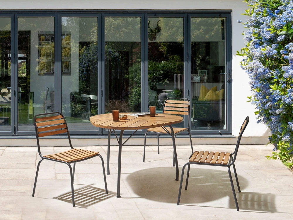 Beliani Sodo stalas VARENNA 106 cm 103 cm akacijos mediena rudas
