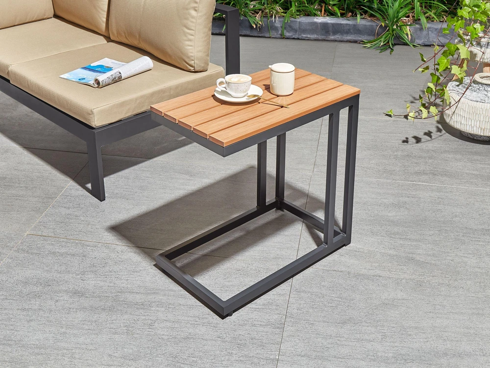 Beliani Sodo staliukas MESSINA 60 cm 35 cm juodas