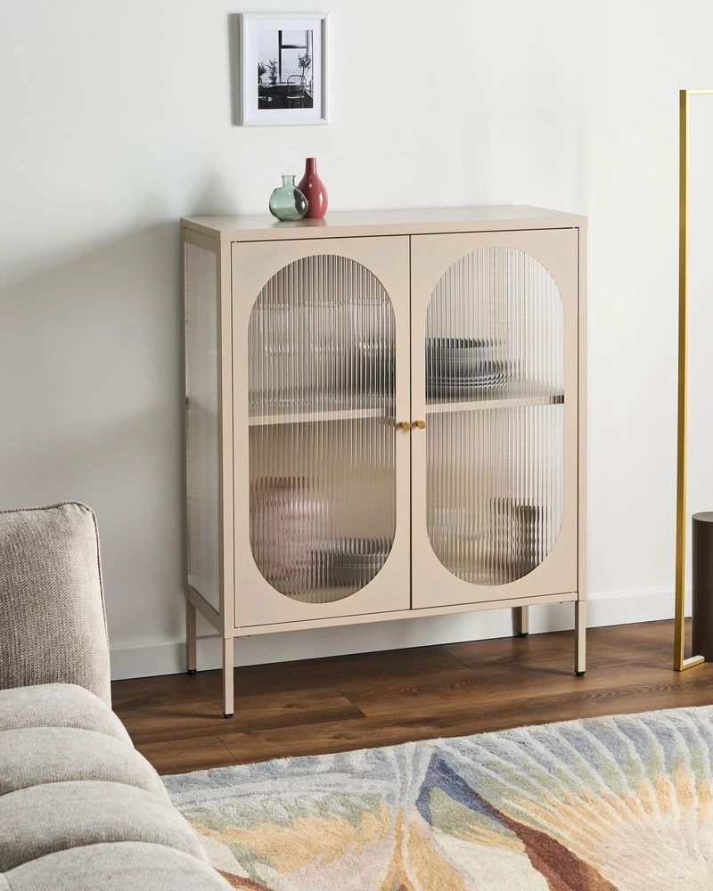 Beliani Spintelė su stiklinėmis durelėmis SARRE metalinė 90 cm smėlio spalvos