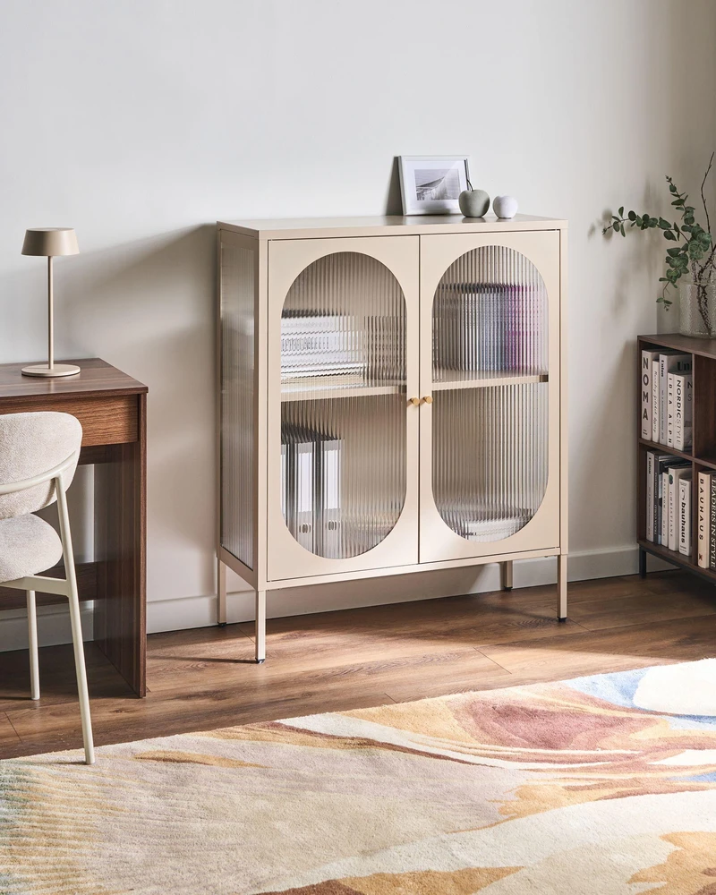 Beliani Spintelė su stiklinėmis durelėmis SARRE metalinė 90 cm smėlio spalvos
