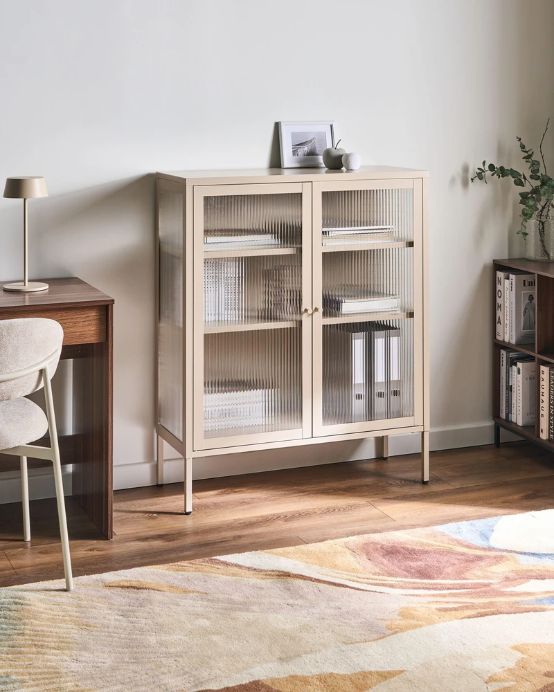 Beliani Spintelė su stiklinėmis durelėmis LERRYN Metal 90 cm smėlio spalvos