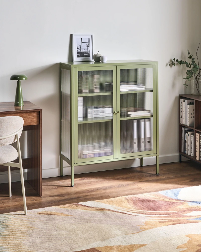 Beliani Spintelė su stiklinėmis durelėmis LERRYN metalinė 90 cm žalia