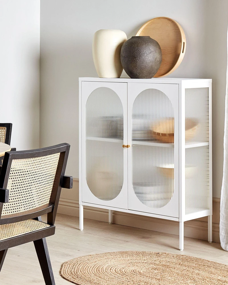 Beliani Spintelė su stiklinėmis durelėmis SARRE metalinė 90 cm balta