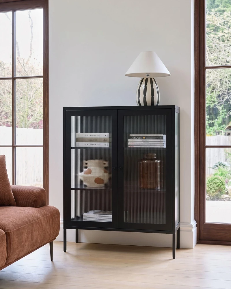 Beliani Spintelė su stiklinėmis durelėmis LERRYN Metal 90 cm juoda
