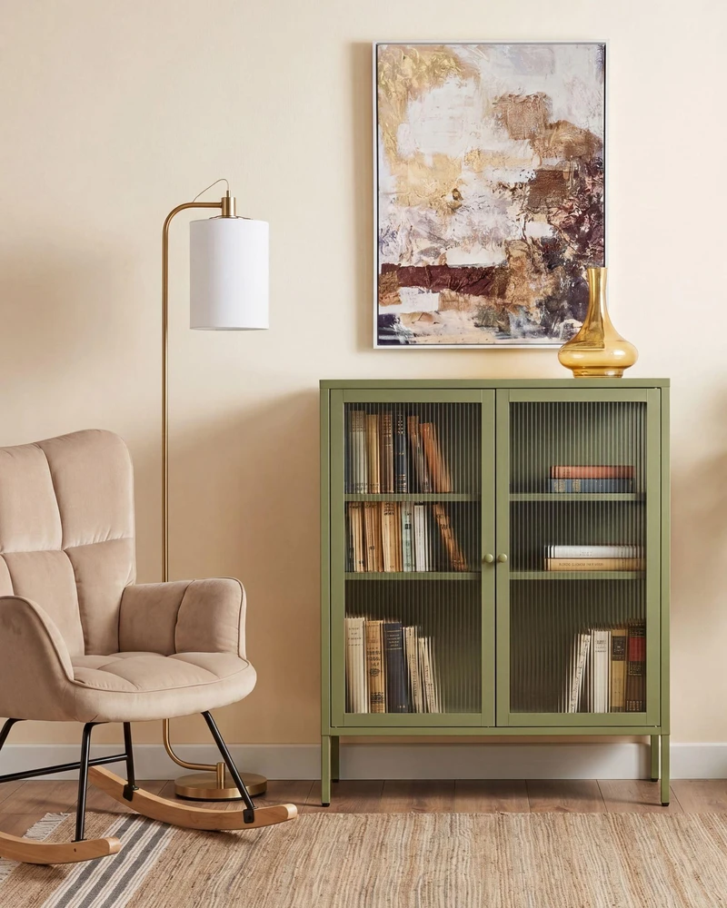 Beliani Spintelė su stiklinėmis durelėmis LERRYN metalinė 90 cm žalia