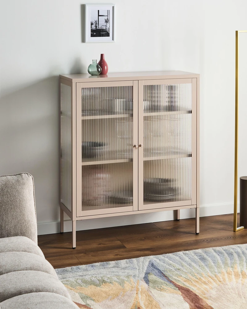 Beliani Spintelė su stiklinėmis durelėmis LERRYN Metal 90 cm smėlio spalvos