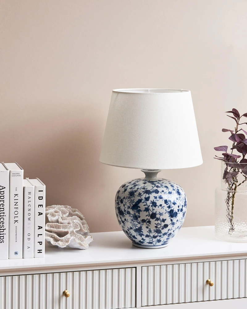 Beliani Stalinė lempa SILVES Porcelanas Balta/Mėlyna