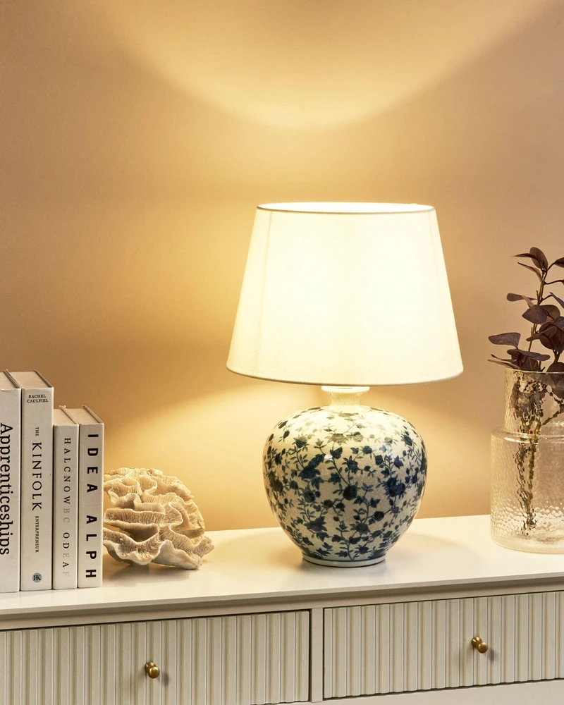 Beliani Stalinė lempa SILVES Porcelanas Balta/Mėlyna
