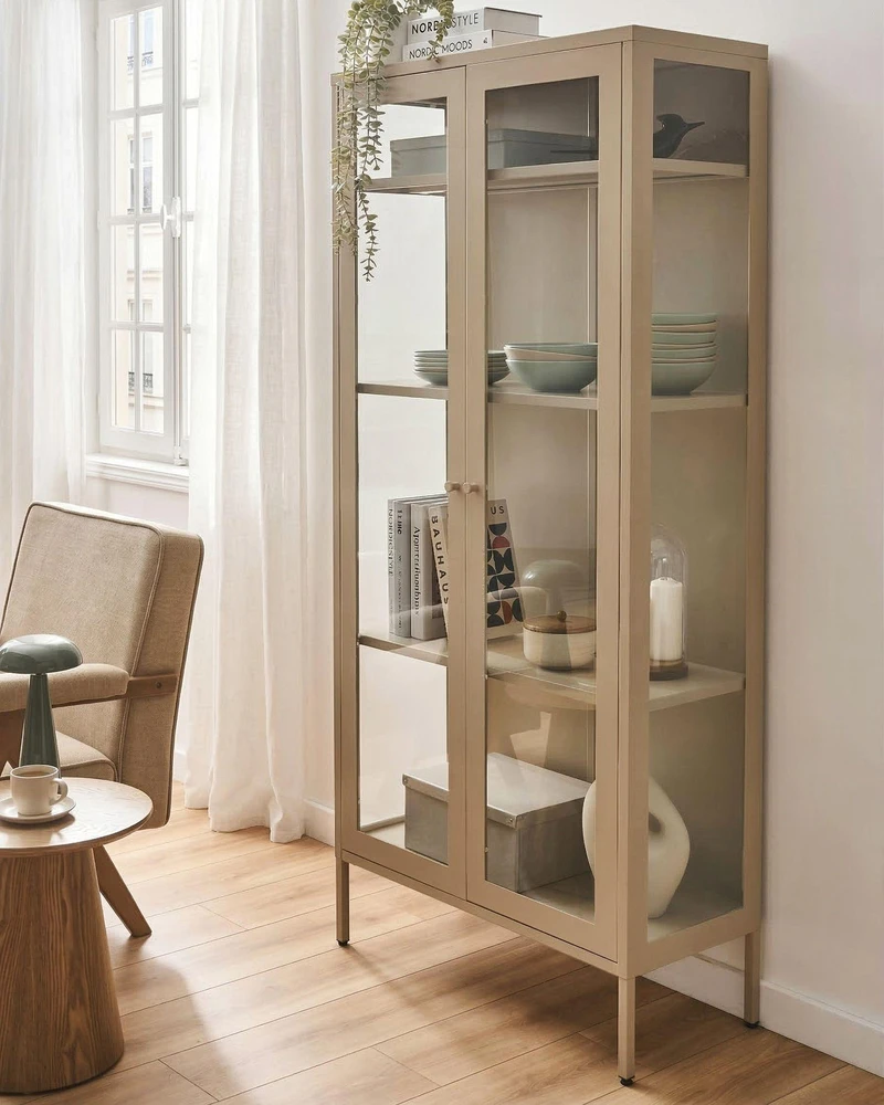 Beliani Vitrina su stiklinėmis durelėmis HARTY Metal 80 cm smėlio spalvos