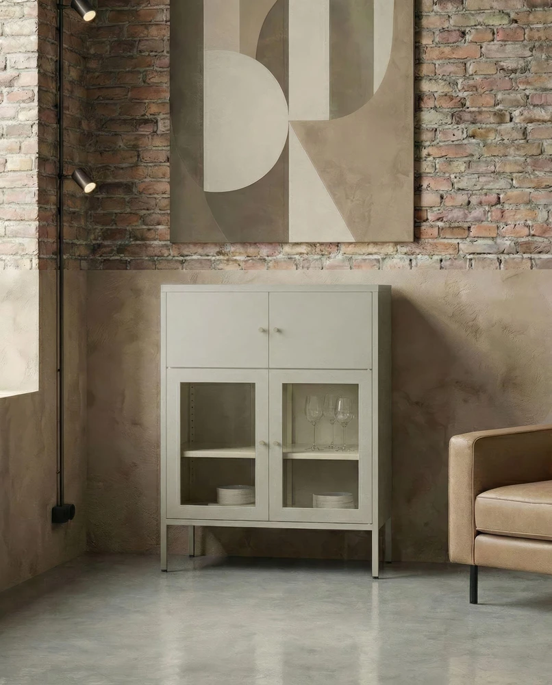 Beliani Vitrina su stiklinėmis durelėmis ESHOLT metalinė 80 cm šviesiai smėlio spalvos