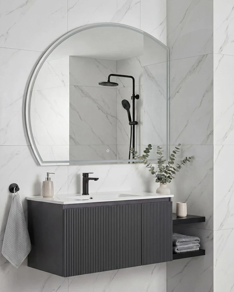 Beliani Vonios veidrodis LED OZENAY 100 cm 100 cm Sidabrinis