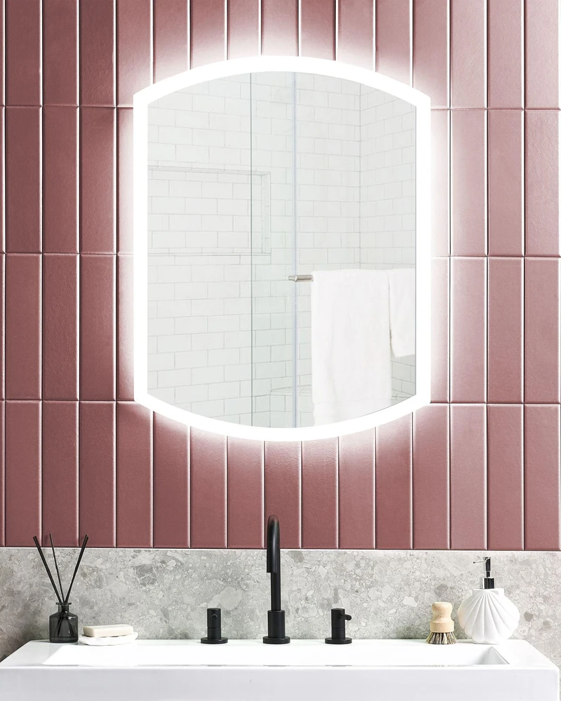 Beliani Vonios veidrodis su LED apšvietimu BEZIERS 60 cm 78 cm sidabrinės spalvos