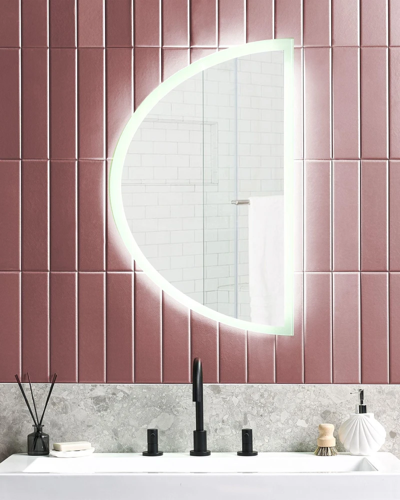 Beliani Vonios veidrodis su LED apšvietimu BEZONS 49 cm 80 cm, sidabrinis
