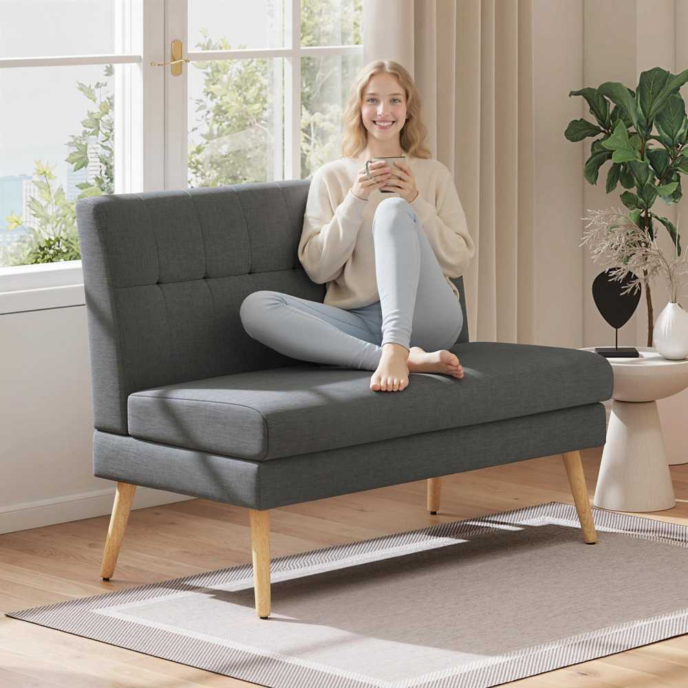 Dvivietė sofa, dygsniuotas atlošas, medinės kojelės, stambus polsteris, lininio audinio imitacija, tamsiai pilka