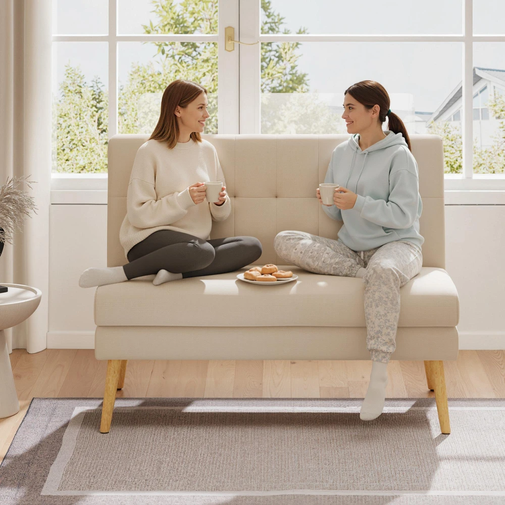 2 vietų sofa, dygsniuotas atlošas, medinės kojelės, storas paminkštinimas, lino išvaizda, mažiems kambariams, smėlio spalvos