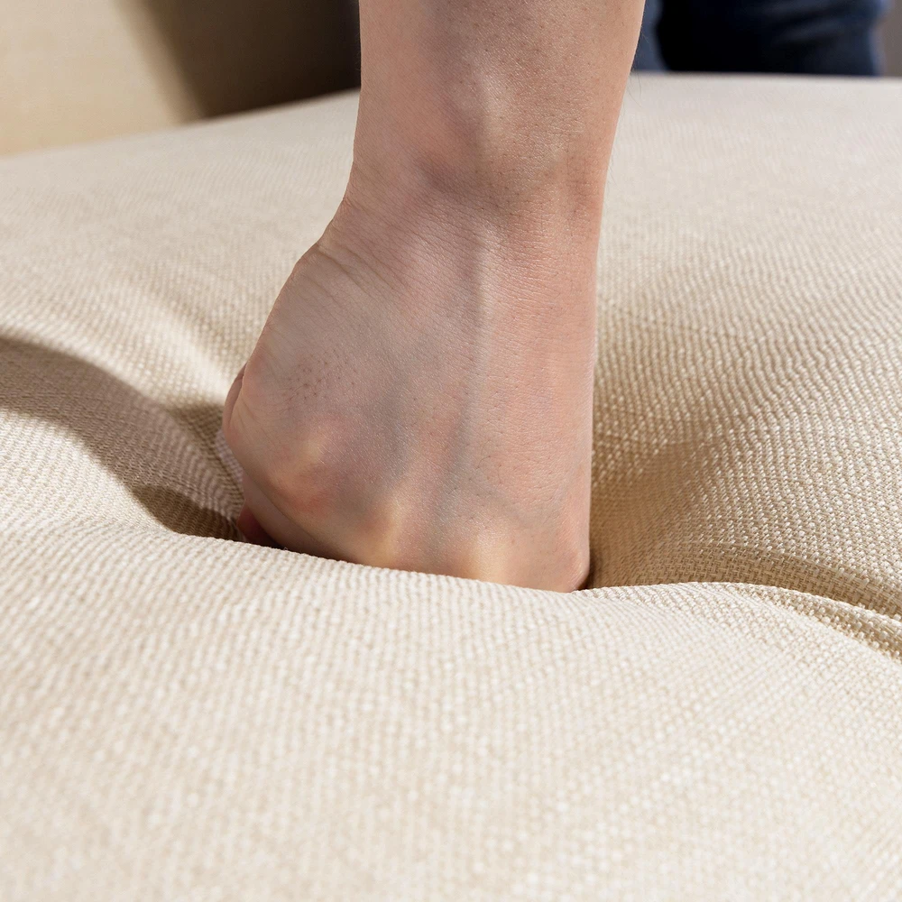 2 vietų sofa, dygsniuotas atlošas, medinės kojelės, storas paminkštinimas, lino išvaizda, mažiems kambariams, smėlio spalvos