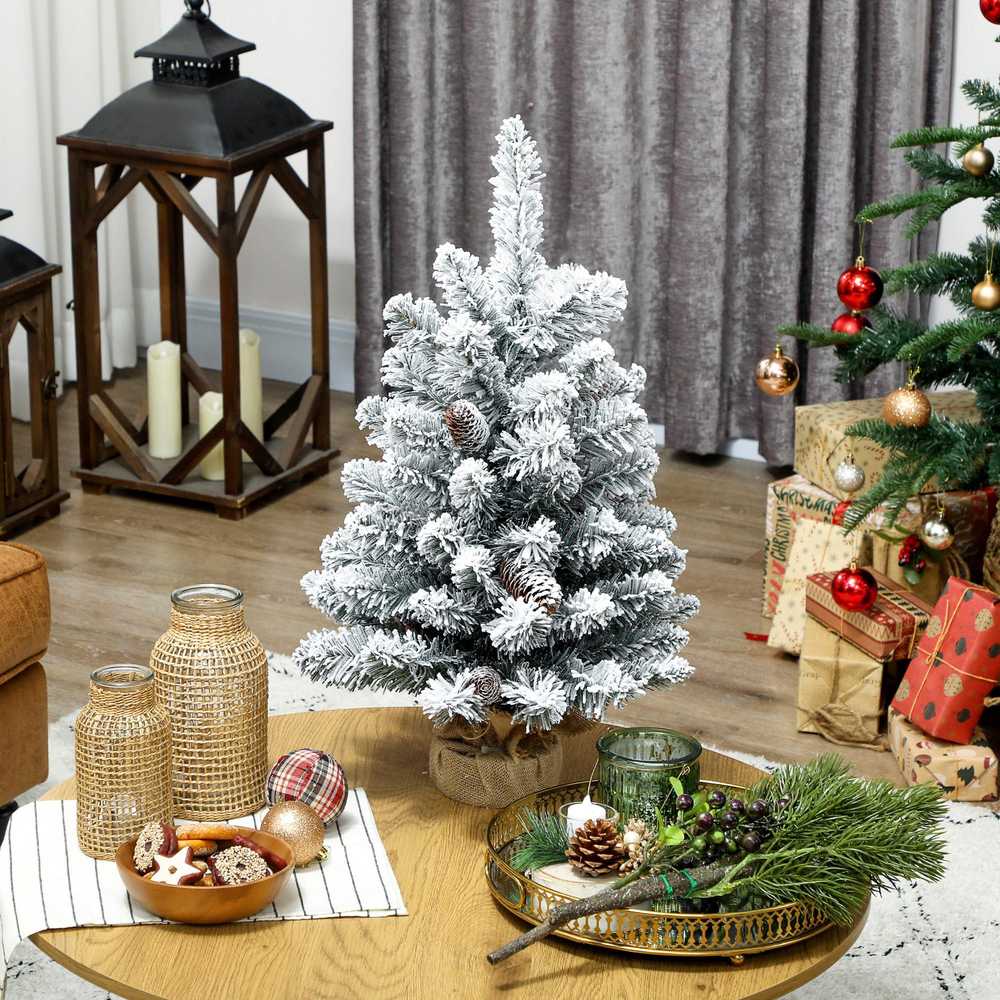 HOMCOM Mini Kalėdinė eglutė 60 cm, dirbtinė su sniegu, 72 šakelės, 72 pušies kankorėžiai, cementinis pagrindas