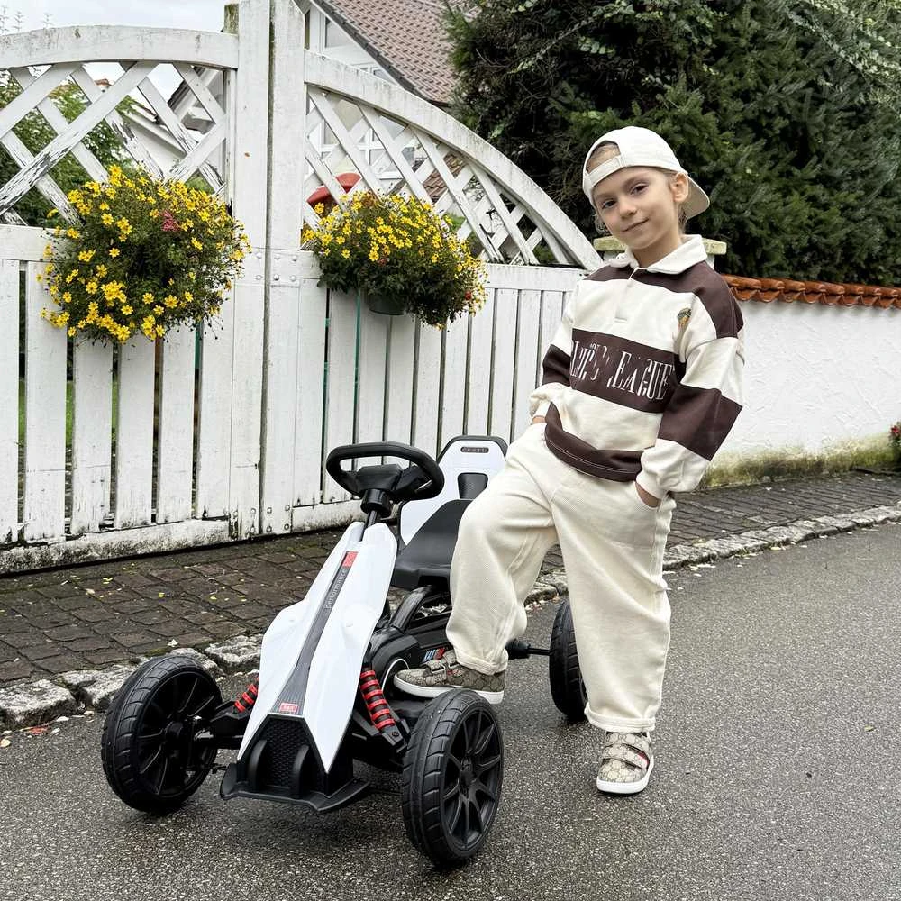 Vaikiškas elektrinis kartingas HOMCOM, 12 V, 3–5 km/h, drifto kartas su 2 reguliuojamais režimais, saugos diržu, vairu, vaikiška transporto priemonė 3–8 metų vaikams, baltas