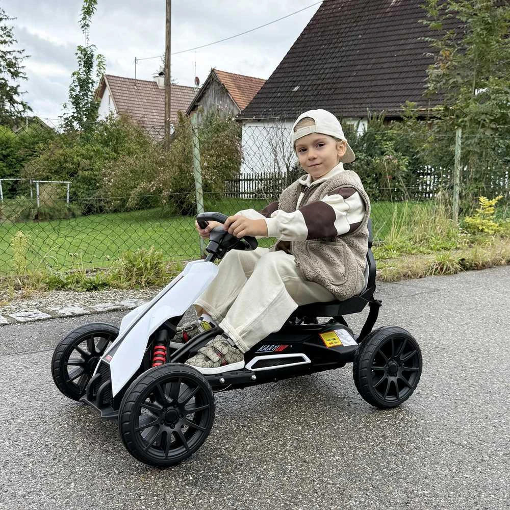 Vaikiškas elektrinis kartingas HOMCOM, 12 V, 3–5 km/h, drifto kartas su 2 reguliuojamais režimais, saugos diržu, vairu, vaikiška transporto priemonė 3–8 metų vaikams, baltas