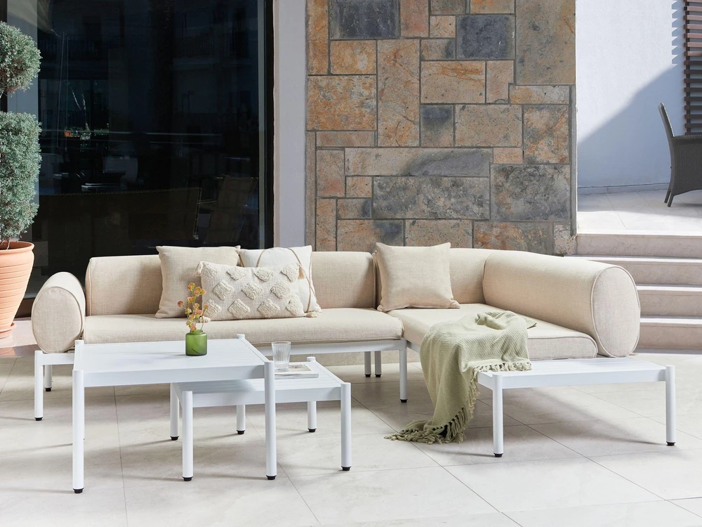 Lauko baldų komplektas Beliani L formos sodo kampinė sofa su staliuku 5 asmenims RASIGLIA kairinė smėlio spalvos metalinė