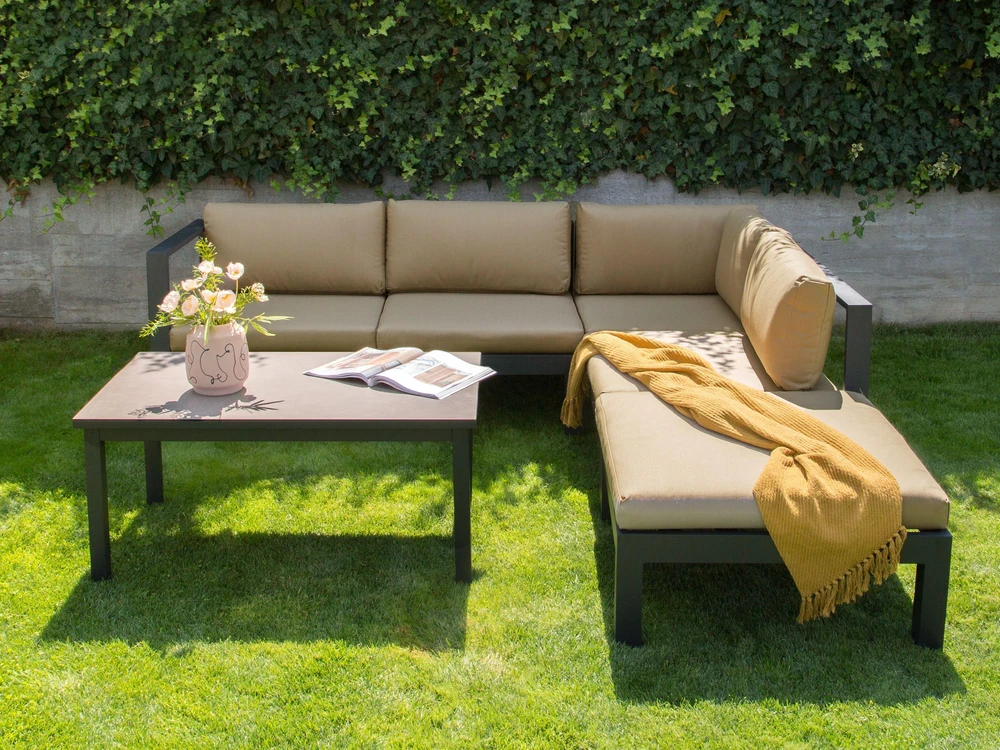 Lauko baldų komplektas Beliani Lauko kampinė sofa su stalu 5 asmenims MESSINA kairinis smėlio spalvos metalinis