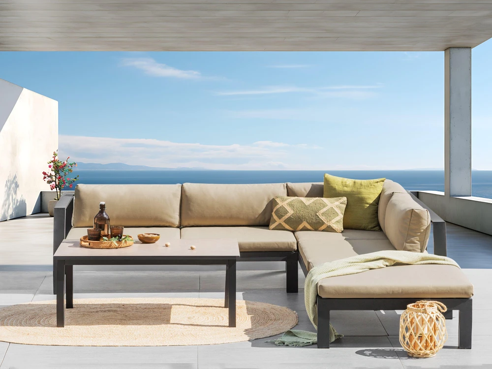 Lauko baldų komplektas Beliani Lauko kampinė sofa su stalu 5 asmenims MESSINA kairinis smėlio spalvos metalinis