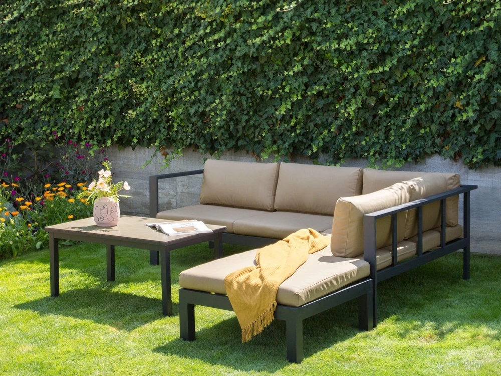 Lauko baldų komplektas Beliani Lauko kampinė sofa su stalu 5 asmenims MESSINA kairinis smėlio spalvos metalinis
