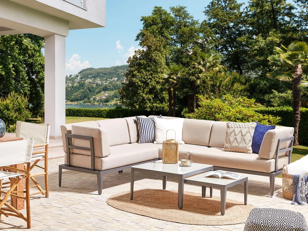 Lauko baldų komplektas Beliani Sodo kampinė sofa su staliuku 6 asmenims RIMA III kairinė smėlio spalvos metalinė modulinė