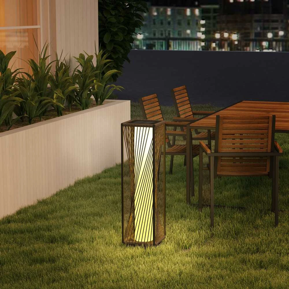 "Outsunny" saulės grindų lempa iš rotango su šviesos jutikliu 25 LED saulės lempos boho stiliaus IP44 vandeniui atspari saulės lempa saulės lempa lauko lempa įkraunamas saulės žibintas sodo balkonui lauko vejos kiemui